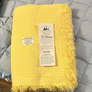 Mountain Weavers Oblong 70”x144” yellow and white Tablecloth, NWT